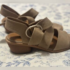 Beige/brown woman heels with straps worn just a few times